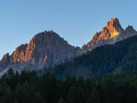 Die Morgensonne erreicht den Gsellknoten und Dreischuster Spitze